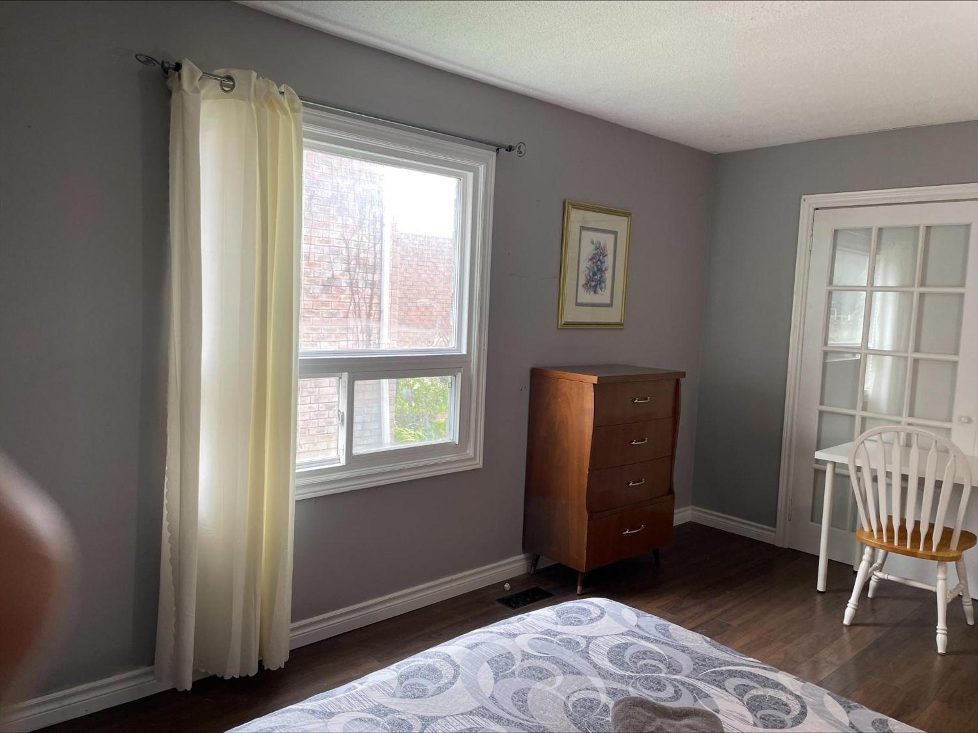 Bhf Near College & Hosp Self-Service Check-In So Fast Net Free Parking In Barrie Exterior foto