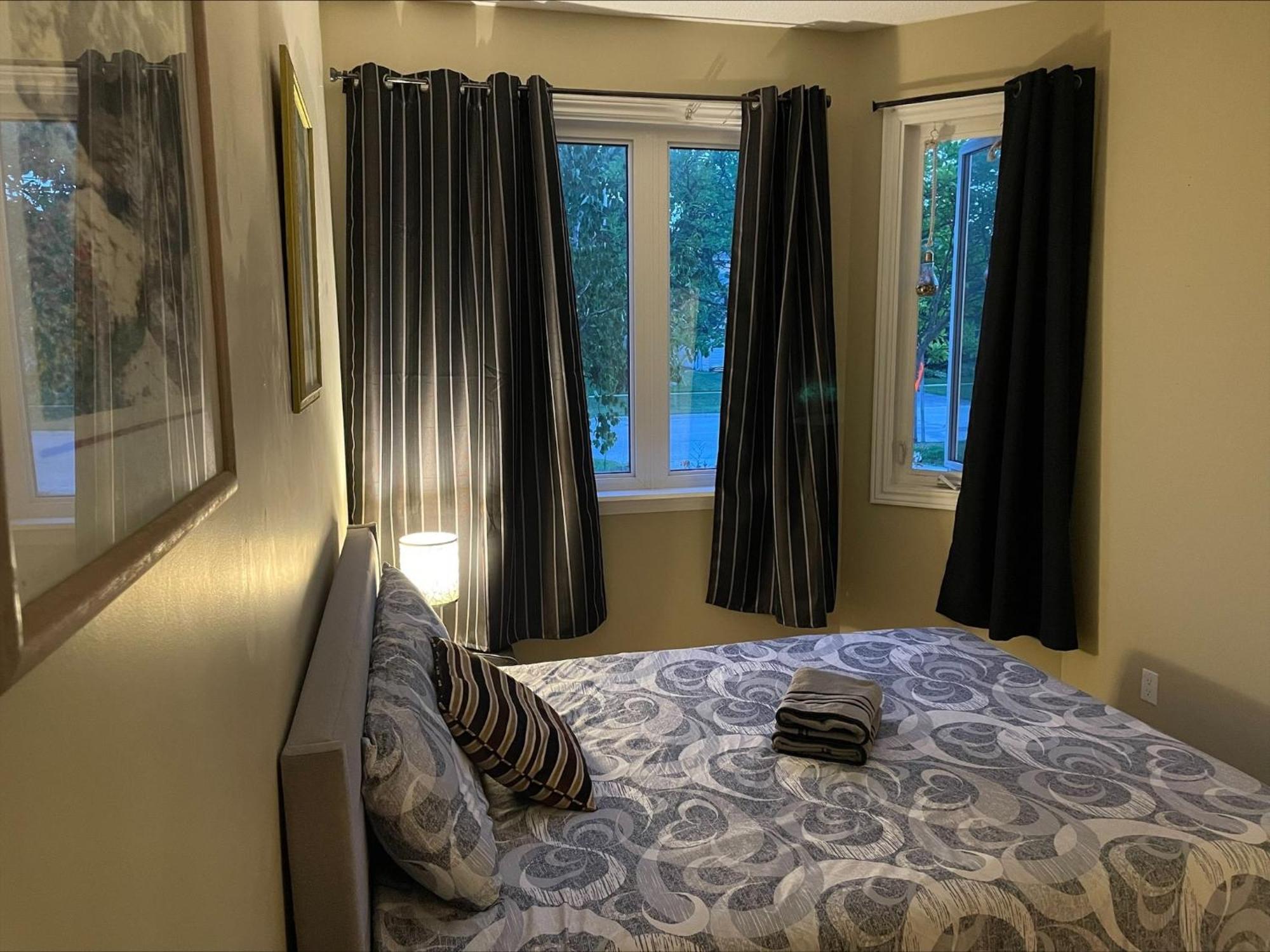 Bhf Near College & Hosp Self-Service Check-In So Fast Net Free Parking In Barrie Exterior foto
