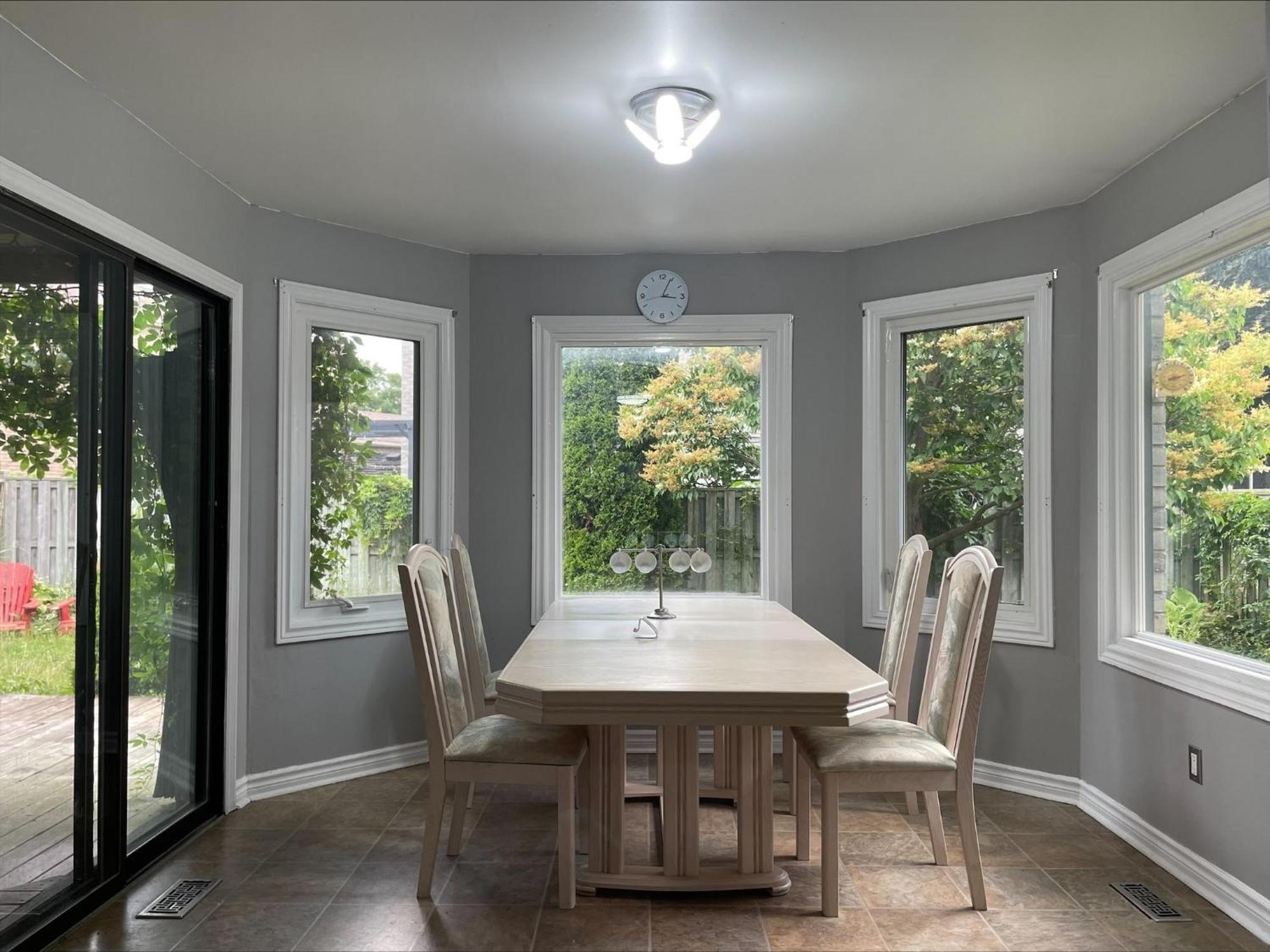Bhf Near College & Hosp Self-Service Check-In So Fast Net Free Parking In Barrie Exterior foto