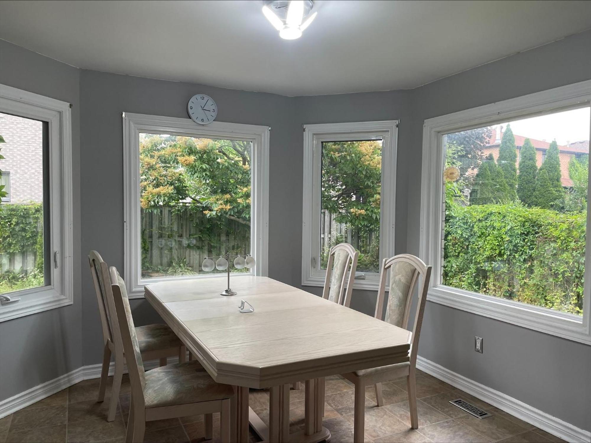 Bhf Near College & Hosp Self-Service Check-In So Fast Net Free Parking In Barrie Exterior foto