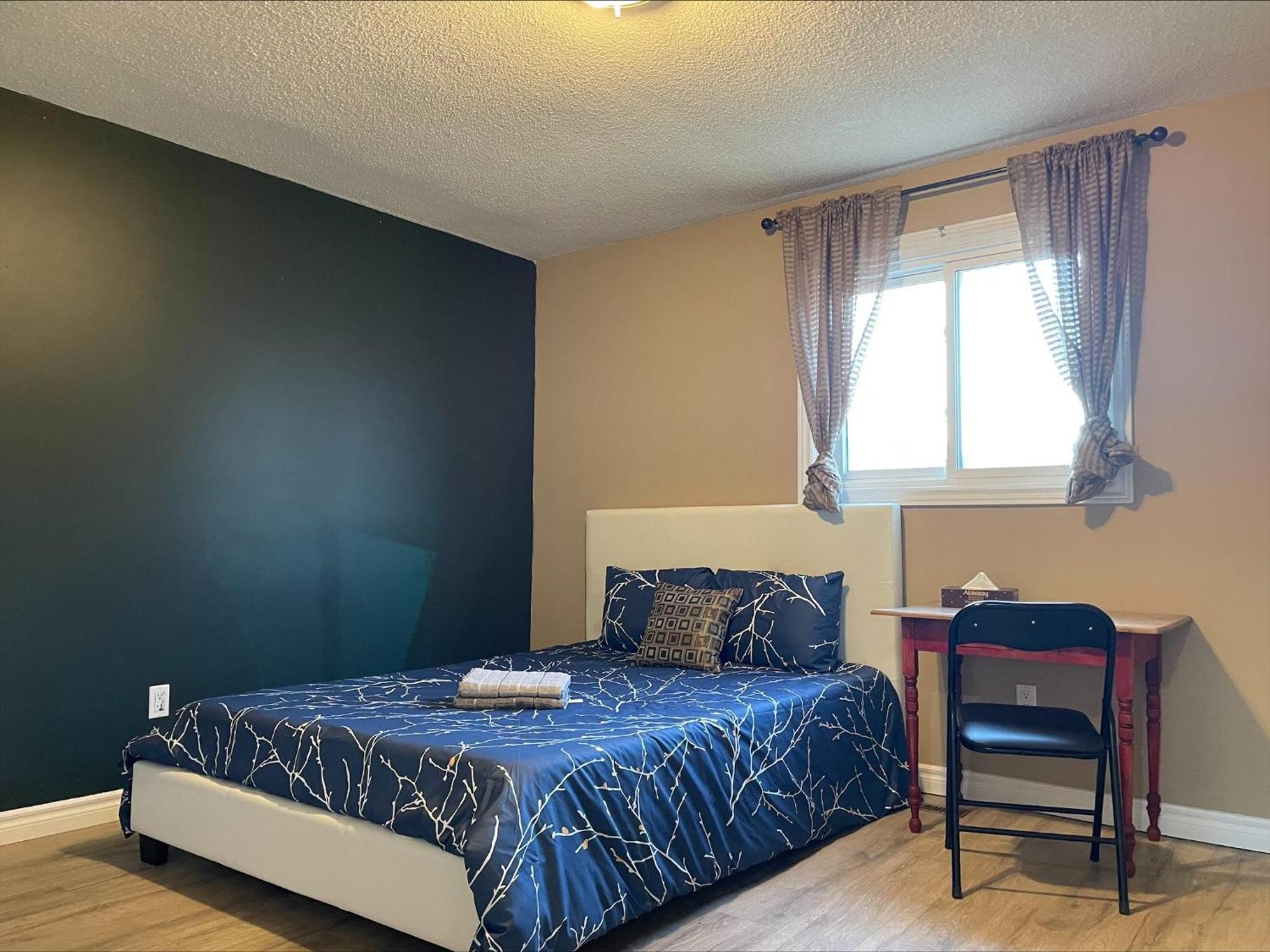 Bhf Near College & Hosp Self-Service Check-In So Fast Net Free Parking In Barrie Exterior foto