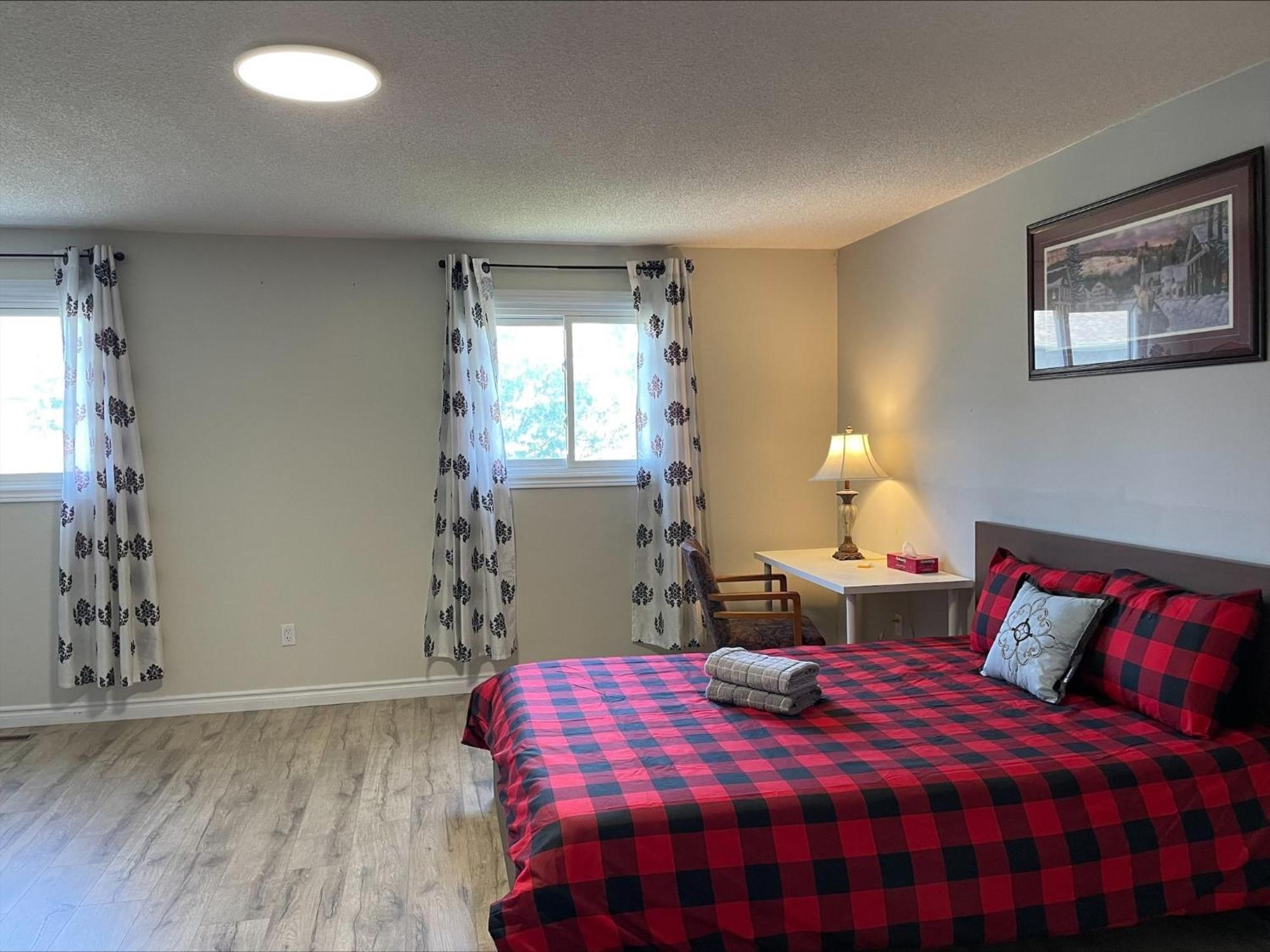 Bhf Near College & Hosp Self-Service Check-In So Fast Net Free Parking In Barrie Exterior foto