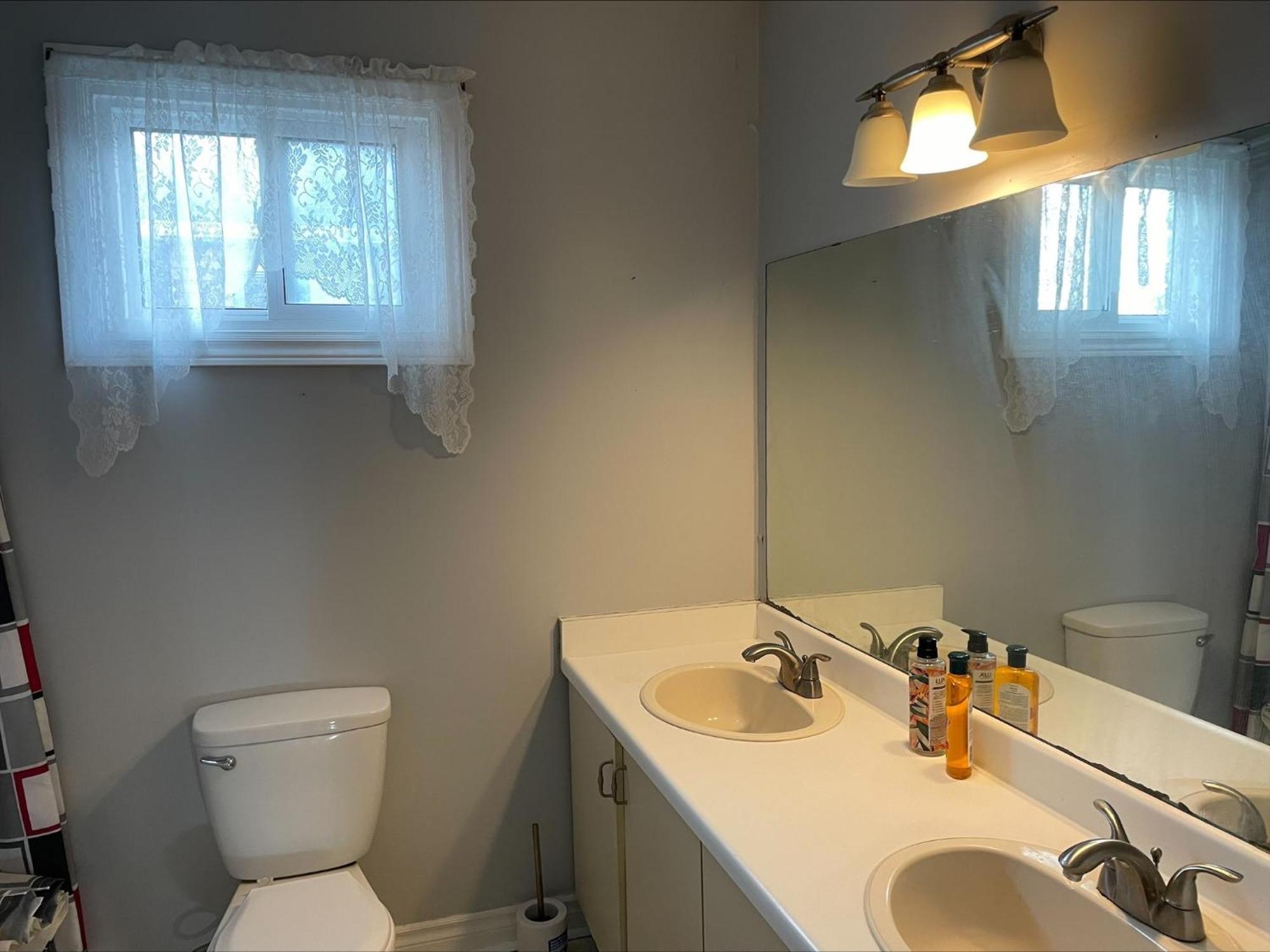 Bhf Near College & Hosp Self-Service Check-In So Fast Net Free Parking In Barrie Exterior foto